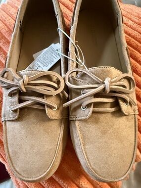 Old Navy faux Suede Boat Shoes in Light Brown/tan lace up | size 7
